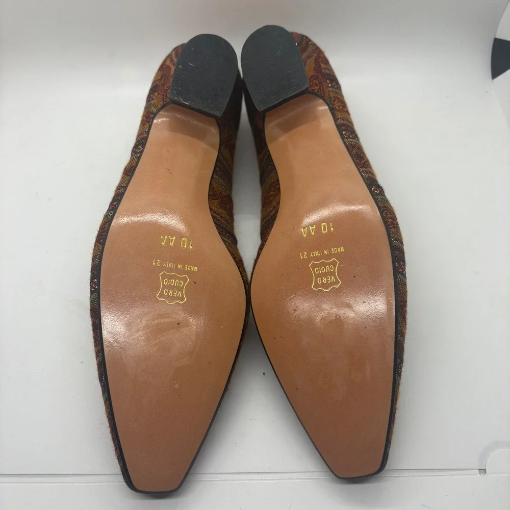 Neiman Marcus Vintage Italian Tapestry Metallic Low Heel Pumps Gold Red 10 AA